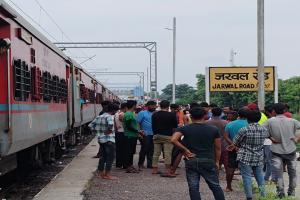 बहराइच: Avadh Express का इंजन हुआ फेल, दो घंटे जरवल रोड में खड़ी रही ट्रेन, परेशान रहे यात्री