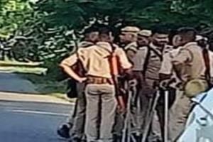 Sitapur News: पुलिस ढूंढती रह गई, फंदे से लटकता मिला हत्यारोपी का शव