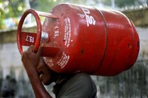 LPG Price Hike: महंगा हो गया एलपीजी सिलेंडर, जानें कितने बढ़े दाम