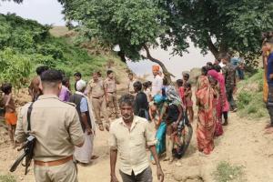 Fatehpur News: मिट्टी का टीला धंसा...मासूम की मौत व तीन घायल, हादसे के बाद मची चीख-पुकार