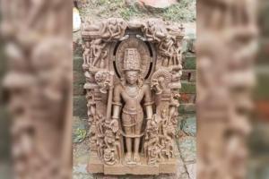 Fatehpur में मंदिर के पास खुदाई के दौरान मिली प्राचीन मूर्ति...देखकर लोगों के उड़ गए होश