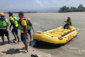 देहरादून: नदी में बहते भाई को बचाने कूद गईं बहनें...भाई तो बच गया पर...