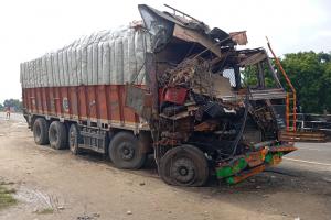 सीतापुर: हाइवे पर दो ट्रकों की भिड़ंत, दो की मौत...2 घायल