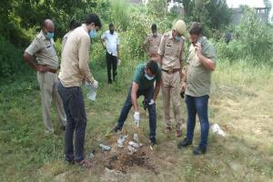 मुरादाबाद : अगवानपुर की झाड़ियों में मिला अज्ञात व्यक्ति का अधजला शव, ठिकाने लगाने का प्रयास...पुलिस जांच में जुटी