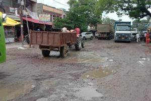 Unnao: यहां ‘सड़क’ में गड्ढे नहीं गड्ढों में ‘सड़क’...उन्नाव-हरदोई हाईवे पर भरमार, हादसे के लोग हो रहे शिकार