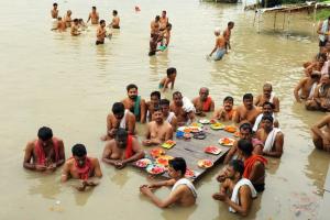 Pitru Paksha 2024: पितृ पक्ष के प्रथम दिन पितरों का गंगा में किया गया तर्पण...पंडिताें को दान दक्षिणा भी दी