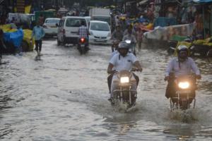 Kanpur में पूरी रात हुई बारिश...मौसम हुआ खुशनुमा, आज भी बरसेंगे बादल, जगह-जगह जलभराव से जूझे लोग 