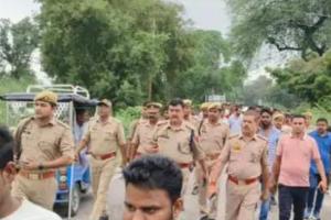 Fatehpur: छात्रा की मौत के बाद सड़क पर उतरी हजारों की भीड़...पुलिस ने लाठीचार्ज की स्थिति संभाली, बस चालक करता था छेड़खानी