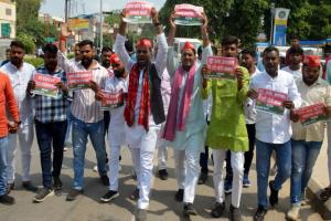 फीस वृद्धि और छात्र संघ चुनाव को लेकर सपा छात्र सभा ने निकाला मार्च : राज्यपाल को सम्बोधित ज्ञापन सिटी मजिस्ट्रेट को सौंपा 