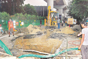 LU के पास धंसी सड़क Metro के लिए हो सकता है खतरा, अधिकारियों ने जताई चिंता, अखिलेश यादव ने भी एक्स पर किया पोस्ट