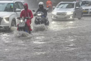 बाराबंकीः बारिश के कई रंग, महंगी की थाली तो धान के लिए वरदान