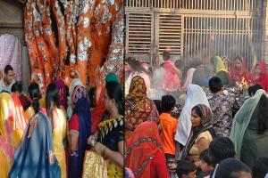 कासगंज: शारदीय नवरात्र के पहले दिन मंदिरों में उमड़ा श्रद्धा का सैलाब, सुनाई दी घंटे की गूंज