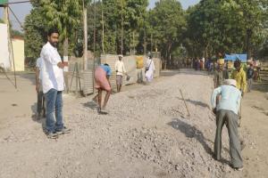 बाराबंकी: डीएम के निर्देशों का दिखा असर, बनने लगी डामर रोड... लेकिन देवा मेला परिसर में फैली गंदगी