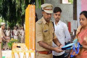 लखीमपुर खीरी : पुलिस स्मृति दिवस पर अमर शहीदों को श्रद्धांजलि, शहीदों के परिजनों को किया सम्मानित