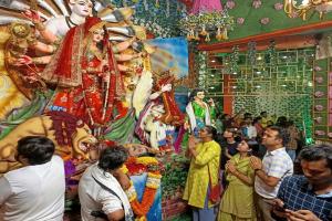 Sultanpur Durga Puja: प्यारा सजा है तेरा द्वार भवानी... सुलतानपुर में ऐतिहासिक दुर्गा पूजा महोत्सव की धूम, देखें मनमोहक तस्वीरें