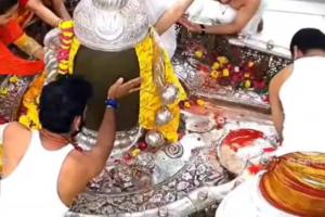 मध्यप्रदेश: एकनाथ शिंदे के सांसद पुत्र पर महाकाल मंदिर में नियम तोड़ने का आरोप, गर्भगृह में प्रवेश कर की पूजा 