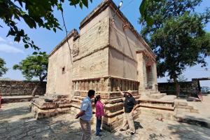 कासगंज: सीताराम मंदिर के टीले में समाई हैं विभिन्न काल की संस्कृतियां, प्राचीन धरोहरों का किया सर्वे