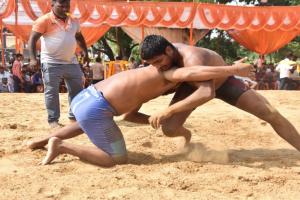 कुश्ती प्रतियोगिता में रहा नंदनी नगर गोंडा का दबदबा : दशहरा पर्व पर सरायराशी में हुई परंपरागत कुश्ती 