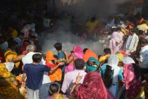 अयोध्या: नवरात्र के अंतिम दिन मंदिरों में उमड़ी भीड़, भक्तों का लगा तांता, कन्याओं का हुआ पूजन