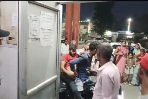 Bahraich firing incident : हिंसा का एक और वीडियो आया सामने, गोलीकांड के घायल को बाइक से लेकर पहुंचे जिला अस्पताल 