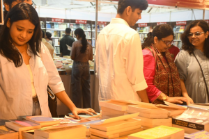 National Book Fair: बच्चे, युवा और बुजुर्ग तलाश रहे अपना-अपना साहित्य