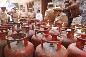  शाहजहांपुर: घनी आबादी के बीच चल रहा था अवैध मिनी गैस गोदाम, खतरे में थी लोगों की जान