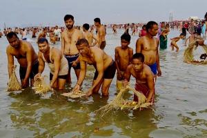 अमरोहा : तिगरी में गंगा घाटों पर हुआ दीपदान, जगमग हुआ गंगा घाट