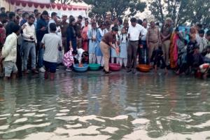 कासगंज: गंगा में उतरते ही कछुओं ने शुरू कीं अठखेलियां...