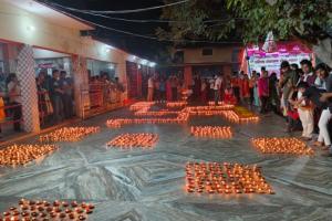 बहराइच: देव-दीपावली पर 11000 दीपों से जगमग हुआ सरयू तट, उमड़ा आस्था का जनसैलाब