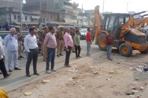 बहराइच: कैसरगंज में अतिक्रमण पर चला बुलडोजर तो मचा हड़कंप, तोड़ी गई कई दुकानें, स्थानीय लोगों ने की सराहना