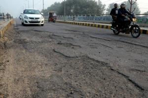 कानपुर के COD पुल में कभी भी हो सकता हादसा: चार साल में ही सड़क उखड़ी...दिख रही बजरी, अक्सर अधिकारियों व मंत्रियों का होता आवागमन 