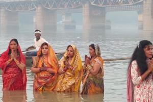 Unnao: कांच ही बांस के बहंगिया बहंगी लचकत जाये...उगते सूर्य को अर्घ्य देकर हुआ छठ पर्व का समापन