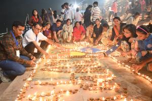 तस्वीरों में देखिये कानपुर में हुए दीपोत्सव का नजारा...देवों के स्वागत में जले दीप, रंग-बिरंगी झालरों से जगमगाए घाट 