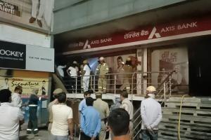 बहराइच: दिवाली की रात Axis Bank में लगी आग, कंप्यूटर और अन्य सामान जलकर राख