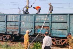 कानपुर देहात में कोयला लदी मालगाड़ी में लगी आग...दमकल ने पाया काबू