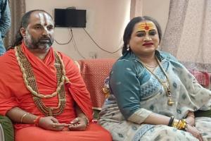 Prayagraj News :जगद्गुरु शांडिल्य महराज ने किन्नर अखाड़ा प्रमुख डा लक्ष्मी नारायण त्रिपाठी को सनातन धर्म के संरक्षण के लिए दिया बधाई