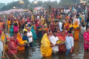 छठ महापर्व : अस्ताचलगामी भगवान भास्कर को दिया अर्घ्य, सीताकुंड धाम पर उमड़ा आस्था का सैलाब