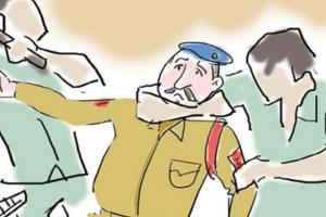 बरेली में पुलिसकर्मियों पर हमला, फाड़ी वर्दी...लाठी-डंडे और ईंटें बरसाईं 