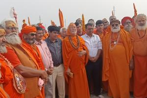 Prayagraj News : हरिश्चंद्र मार्ग पर दण्डी संतों ने शिविर लगाने से पहले किया भूमि पूजन