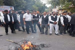 लखनऊ: आक्रोशित अधिवक्ताओं का प्रदर्शन, गाजियाबाद जज का फूंका पुतला, कल से काला फीला बांध कर करेंगे काम