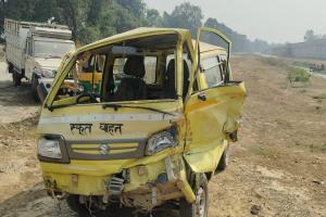 शाहजहांपुर: ट्रैक्टर-ट्राली ने स्कूली वैन को मारी टक्कर, दो छात्र घायल 