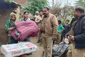 कासगंज : सिढ़पुरा थानाध्यक्ष ने दिखाई दरियादिली, गरीब विधवा की मदद