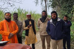 लखीमपुर खीरी : गन्ने के खेत में मिले गौवंश के अवशेष, गौरक्षकों ने किया हंगामा