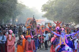 श्री पंचदशनाम आवाहन अखाड़े का महाकुम्भ नगर में हुआ भव्य प्रवेश, नागा सन्यासियों ने लहराई तलवारें