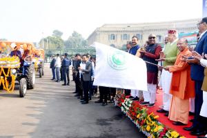 चौधरी चरण सिंह की जयंती पर सीएम योगी ने वितरित किए ट्रैक्टर, कहा- सरकार किसानों के उत्थान के लिए लगातार कर रही है कार्य  