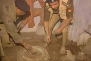 VIDEO: संभल में 46 साल बाद खुले मंदिर के द्वार, पुलिसकर्मियों ने शिवलिंग किया साफ...मिला प्राचीन कुआं