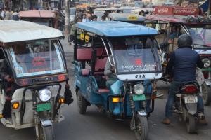 कानपुर में ई-रिक्शों की अराजकता से दिनभर रहता महाजाम: सैकड़ों बाइकें बीच सड़क पर बेतरतीब खड़ी रहतीं, लोग होते परेशान