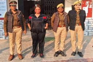 Lucknow News : पुलिस चौकी में चाकू लेकर रील बनाने वाली महिला गई जेल