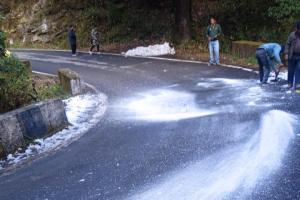 पहाड़ों में अब नमक-चूना रोकेंगे सड़क हादसे 