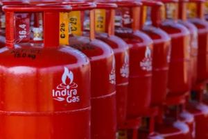 LPG Cylinder Price: नए साल पर मिली बड़ी राहत, घटे सिलेंडर के दाम, इन्हें होगा फायदा